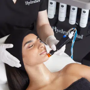 Hydrafacial cilt bakımı İstanbul – Şule Duyan Güzellik Merkezi, profesyonel cilt yenileme ve leke tedavisi uygulaması.