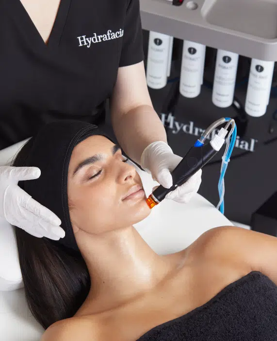 Hydrafacial cilt bakımı İstanbul – Şule Duyan Güzellik Merkezi, profesyonel cilt yenileme ve leke tedavisi uygulaması.